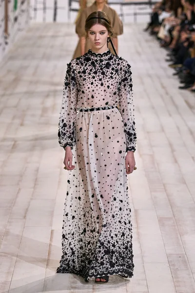 Look 10